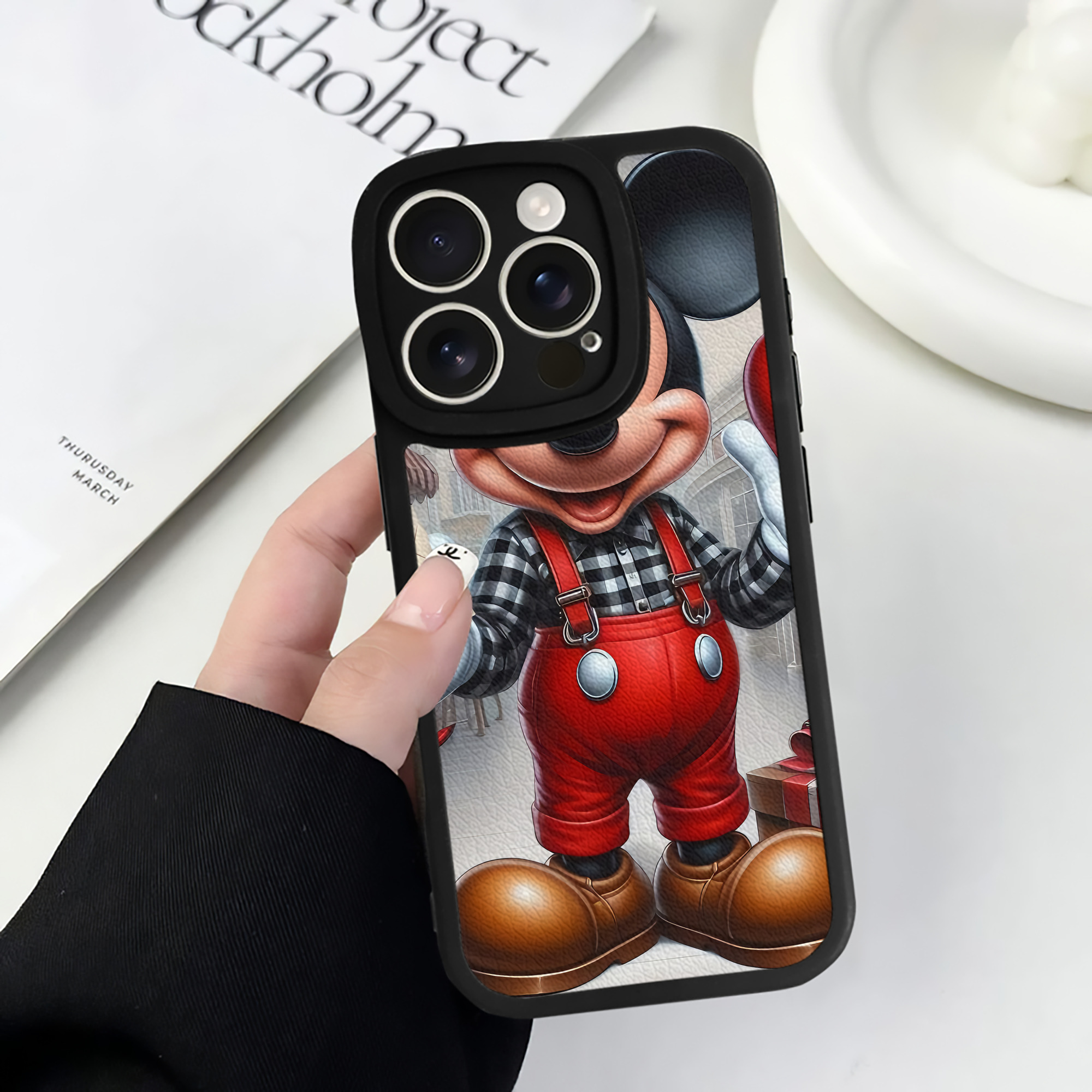 （画像用） ミッキーマウス Mickey Mouse 【iPhone 16シリーズ対応】シリコンスマホケース（レザー調） 材質：シリコン